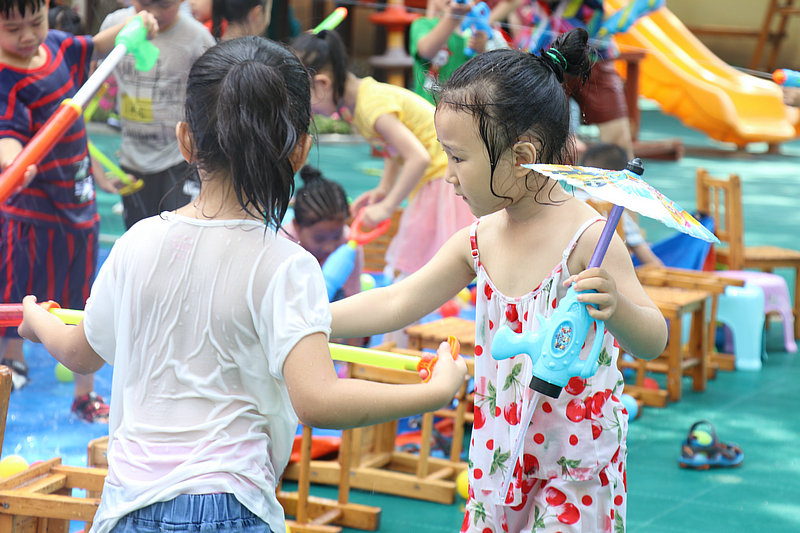 一场打水仗为我们三年幼儿园生活画上了圆满的句号.